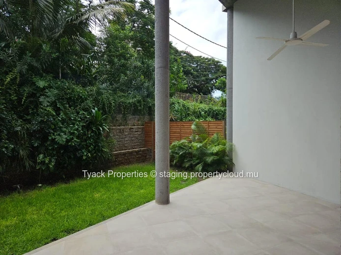3-Bedroom Villa with Private Garden & Pool Access – Pointe aux Canonniers