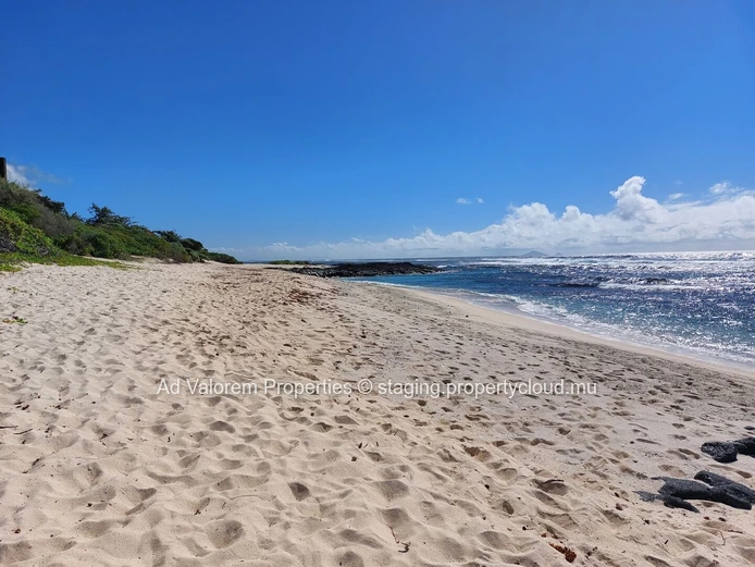 Unique Opportunity - Stunning 3-Bedroom Beachfront Apartment in Poste Lafayette (Sole Mandate)