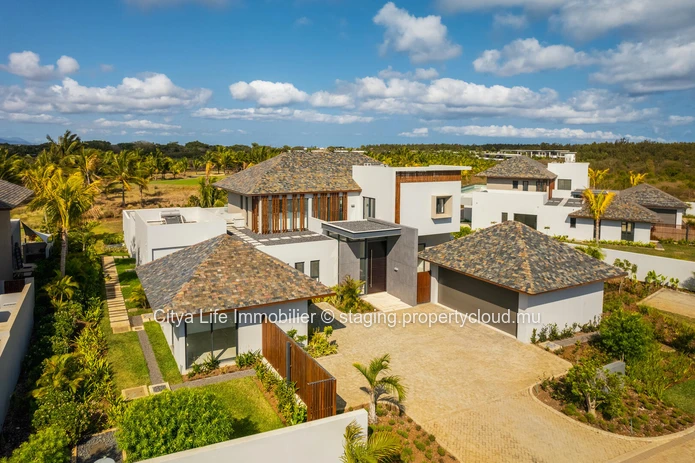 Villa SCS à vendre à Grand Baie, 540m², terrain 1.770m², 4 chambres, piscine privée. Prix $.
