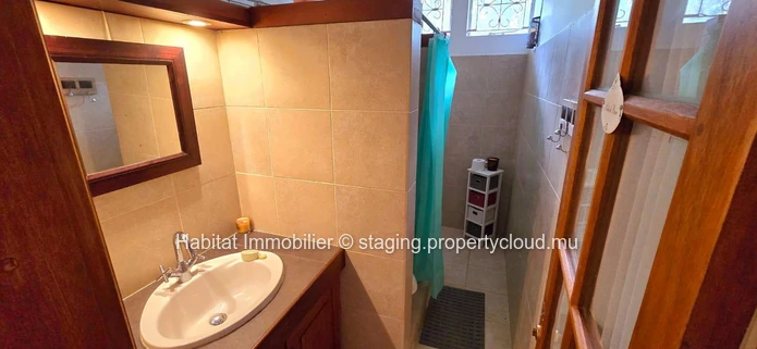 HOUSE TO RENOVATE This house of 250m2 on a plot of land of 888 toises is located in a highly residential area in Flor...