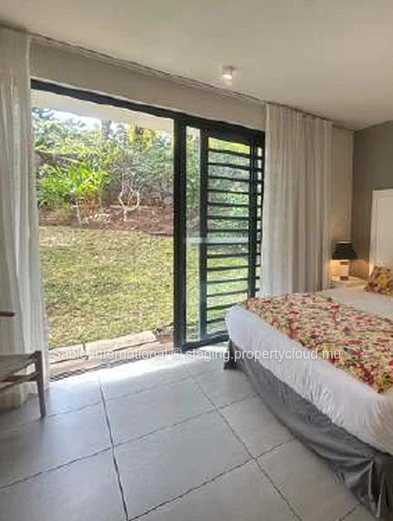 Villa PDS 181m², 3 chambres, piscine privée, proche bus et golf, meublée, climatisée, lumineuse.  à Rivière Noire.