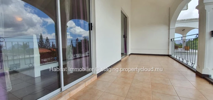 A VENDRE - Maison spacieuse non-meublée de 696 m2 à Floréal. 