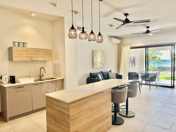 Modern & Convenient Beachfront Apartment