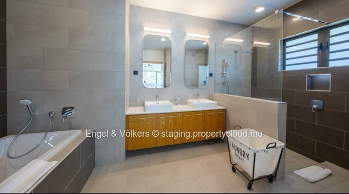 Modern & Convenient Beachfront Apartment