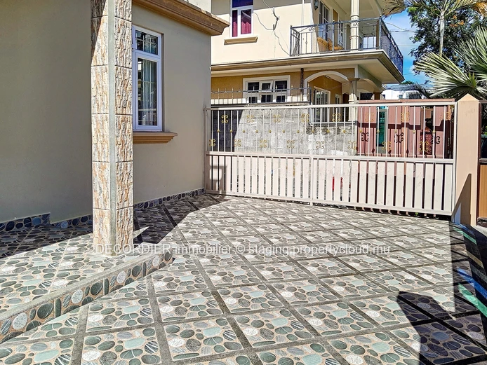 House on 3 levels with roof terrace