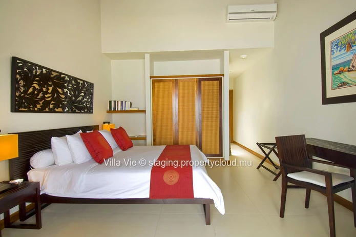  Pointe aux Canonniers : Luxury 4-Bedroom Villa with Sea View and Access