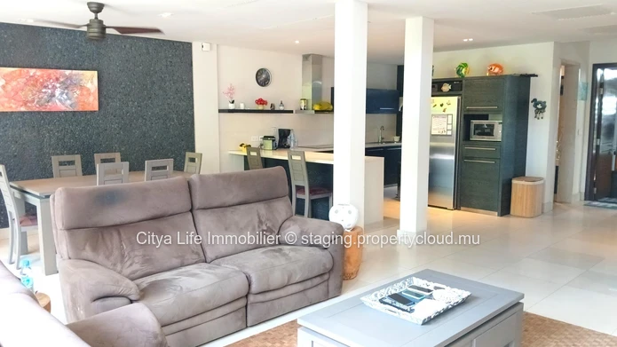 Découvrez la vie luxueuse au bord de l'eau avec cet exquis duplex de 3 chambres à vendre.