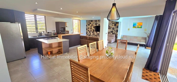 Découvrez cette charmante maison familiale meublée et équipée de 310 m² sur un terrain de 222 toises, idéalement situ...