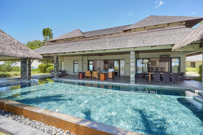 Invest in luxury on the west coast of Mauritius with this 630 m² villa offering ocean views