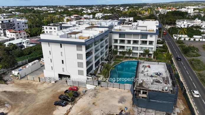 Luxury Penthouse with Pool Access in Péreybère! 2 Beds, Rooftop, Sea Access, Parking, AC. Close to Shops & Hospital.