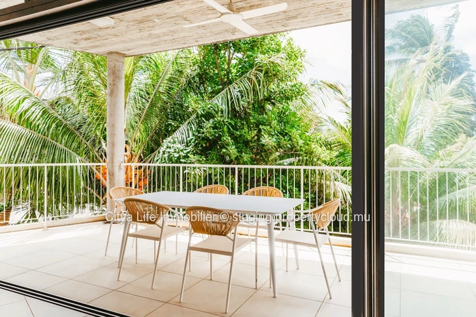 REZ+2 à vendre à Pointe aux Canonniers, 165m², 3 chambres, bureau, piscine commune. Terrain en toute propriété. Rs.