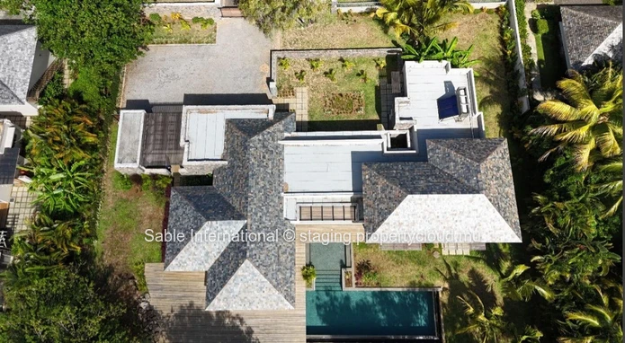 Villa RES à vendre à Beau Champ, 589m² habitable, 2.400m² terrain, 5 chambres, piscine privée, accès mer, salle de gym.