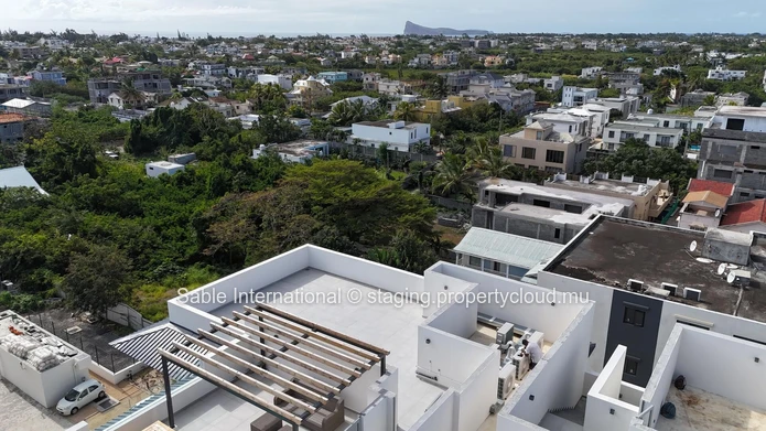 Luxury Penthouse with Pool Access in Péreybère! 2 Beds, Rooftop, Sea Access, Parking, AC. Close to Shops & Hospital.