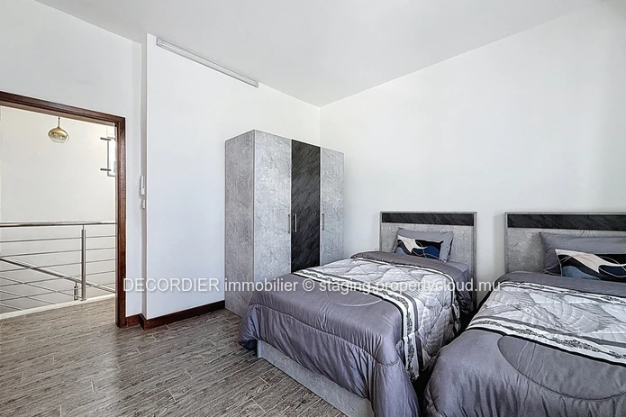 Découvrez cette maison idéalement située et sécurisée
