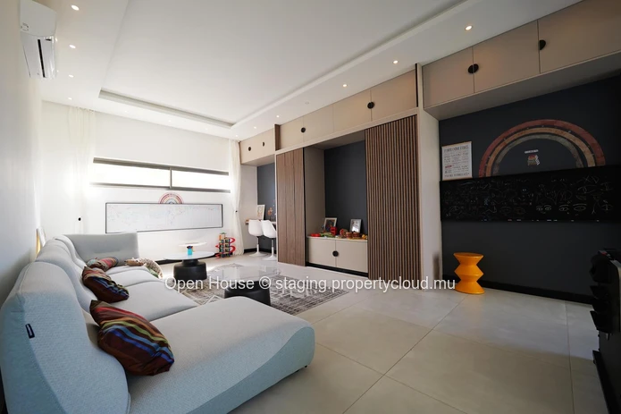 Villa PDS à vendre à Grand Baie, 435M² habitables, terrain 855m², 4 chambres, piscine privée, garage double caractéri...