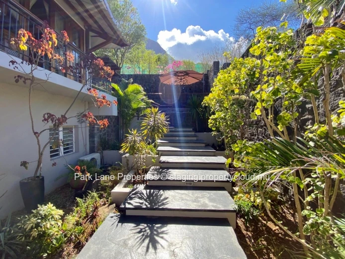 Villa d'exception en flanc de montagne avec vue mer
