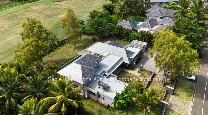 Villa RES à vendre à Beau Champ, 589m² habitable, 2.400m² terrain, 5 chambres, piscine privée, accès mer, salle de gym.