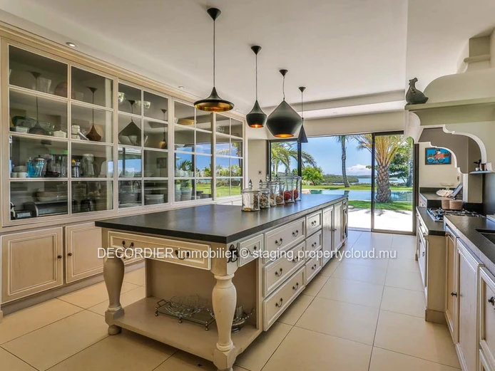 Contemporary single-storey villa accessible to foreigners