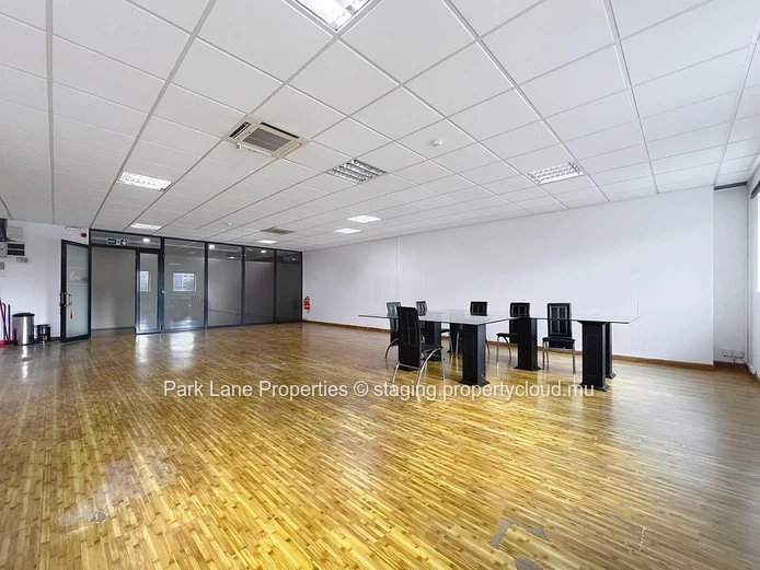 Bureau moderne à Ebene : Confort, accessibilité et efficacité réunis