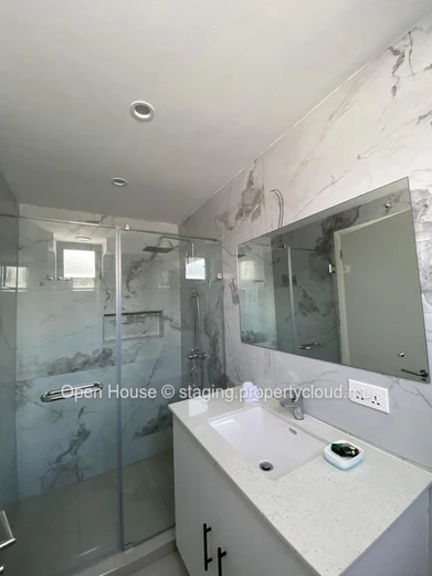 Villa meublée à louer à Péreybère, 162m², 3 chambres en suite, piscine privée, jardin, panneaux solaires, citerne d'e...