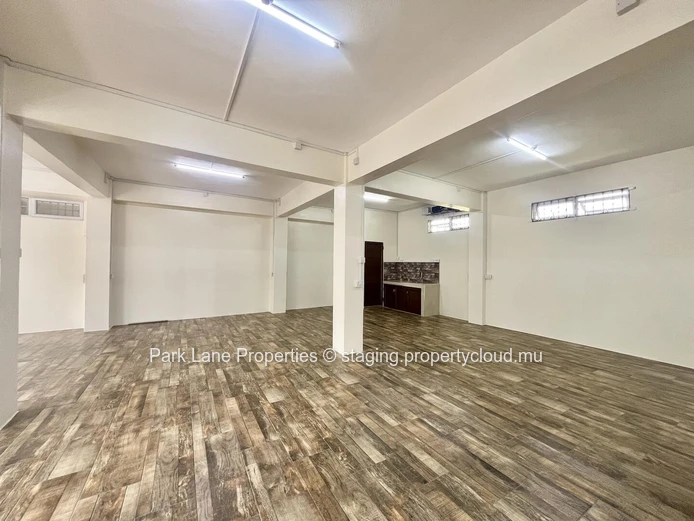 Modern 128 m² Office  in Floréal – Includes 6 private parking spaces