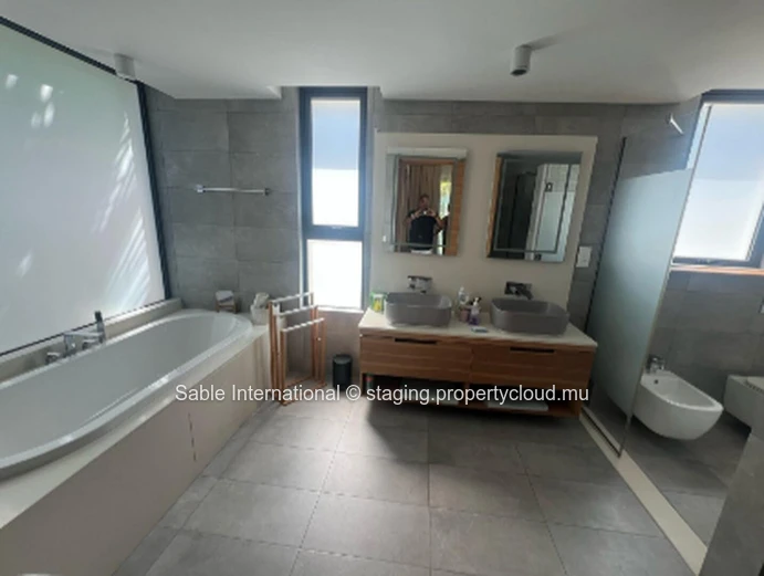 Villa à vendre Pereybere, 438m², 4 chambres, piscine privée, proche commodités. Climatisée, garage.