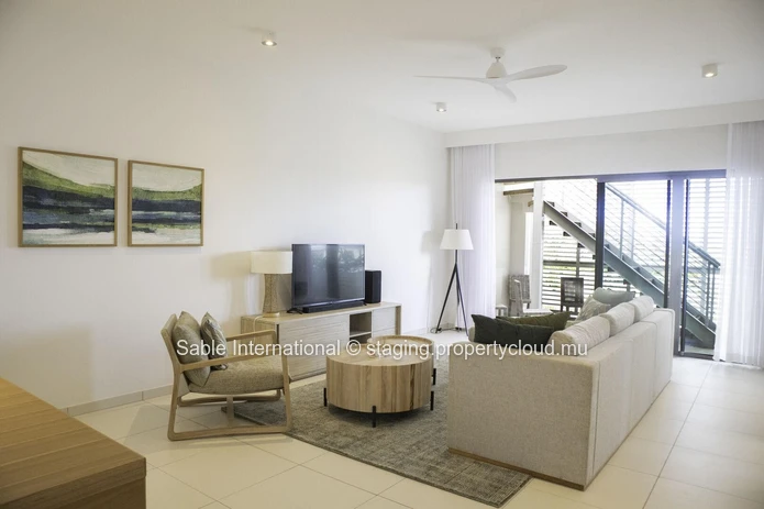 Appartement R+2 à vendre à Péreybère, 101m², 2 chambres, piscine commune, proche de la mer et des commerces.