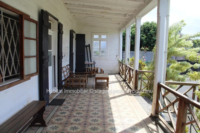 FOR SALE - Spacious wooden colonial house of 325 m2 in Vacoas. 