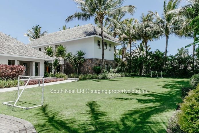 Fabulous 6-bedroom colonial villa with private pool in luxurious golf estate