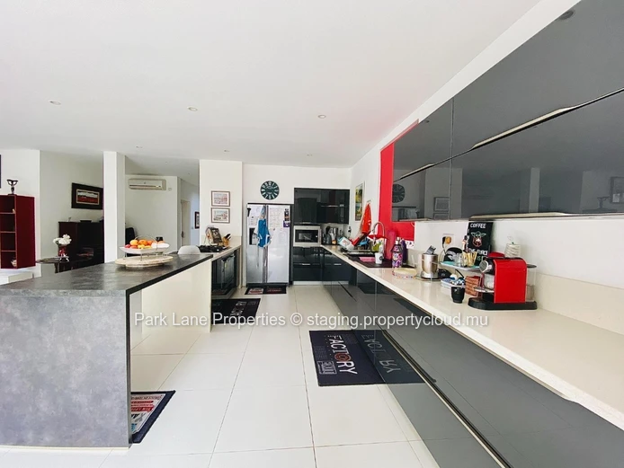 Spacious 5 bedroom villa with stunning views on the marina!!!