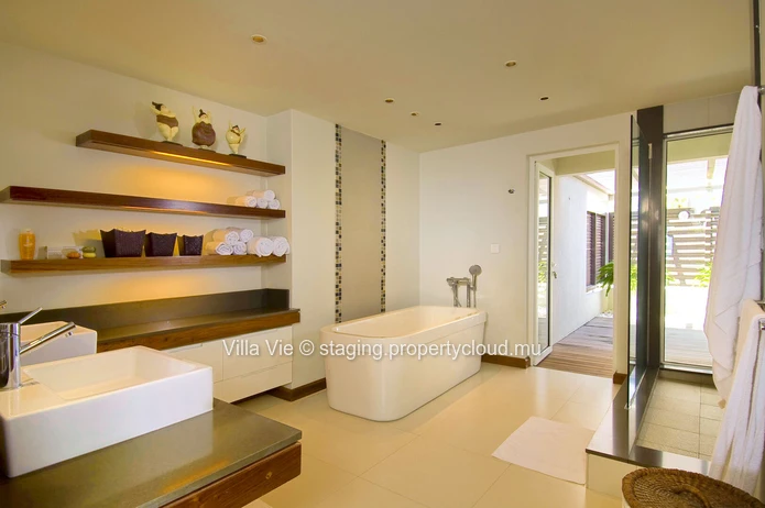  Pointe aux Canonniers : Luxury 4-Bedroom Villa with Sea View and Access