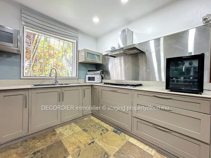 Contemporary house with swimming pool and garden - Accessible to foreigners
