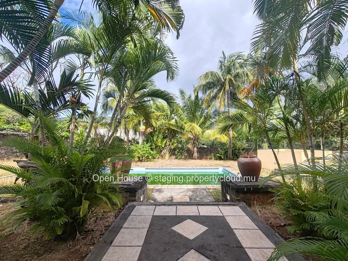 VILLA MAURICIEN à vendre à Tamarin, Rivière Noire. Surface habitable 600m², terrain 1,477m², 5 chambres, bureau, pisc...