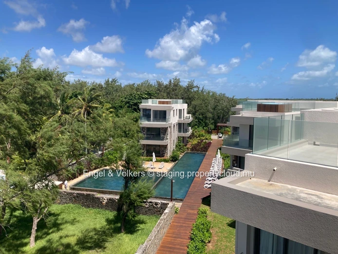 Beautiful Ground Floor Beachfront Apartment
