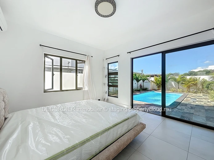 Stunning new house with swimming pool and garden