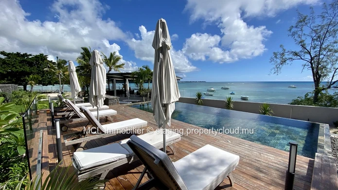 3 bedroom beachfront apartment in Pereybere
