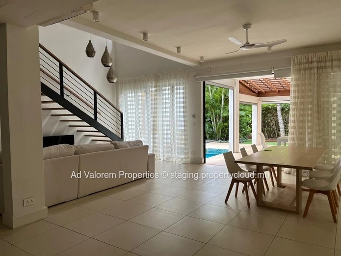 Appartement d’angle avec jardin, terrasses et piscine!