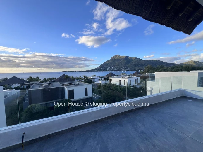 Penthouse face à la mer à Rivière Noire, 280m², 3 chambres, piscine privée, vue mer panoramique.