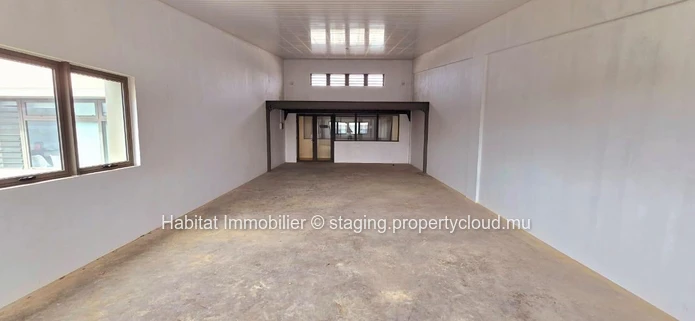 Unfurnished office of 80m2 + a mezzanine of 17m2, located in a newly built Business Park in Calebasses