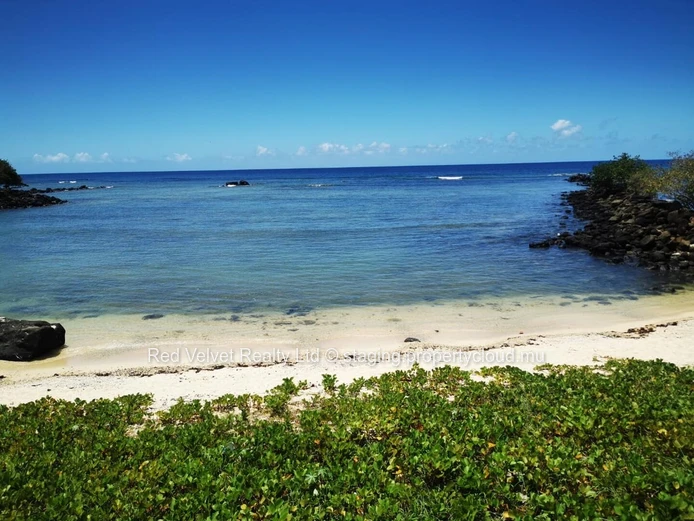Parcelle rare en bord de mer avec villa de luxe - À vendre!
