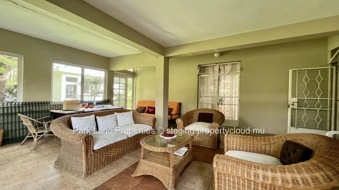 <br/>Floréal character home to renovate – Prime location with studio