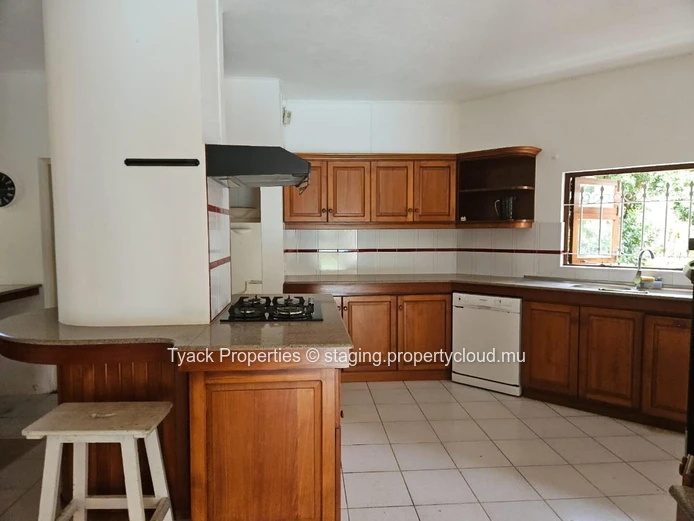 Villa for Sale in Pereybere – Spacious Home with Pool and Garden