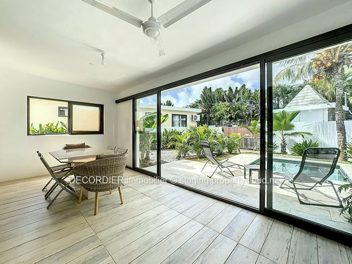 À vendre élégante maison de plain-pieds avec piscine