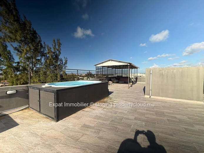 À vendre – Penthouse moderne avec rooftop et piscine privée à Péreybère