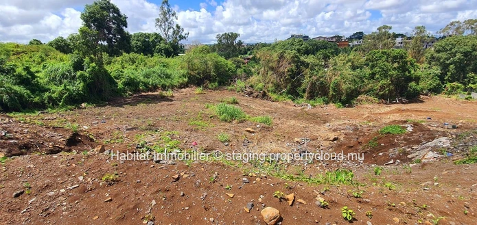 A VENDRE - Terrain de 362 toises en bordure de rivière dans un cadre naturel situé dans un quartier résidentiel à Mon...