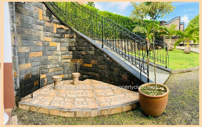Gorgeous Riverside Cottage Priced To Sell - Sellers Are Ready To Move On! Located in Prime Position!