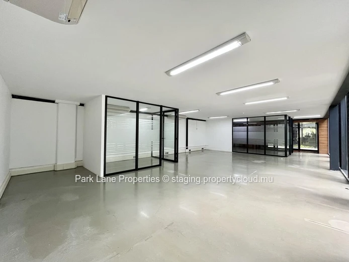 Modern office space in Phoenix – ground floor + mezzanine – strategic location & green surroundings