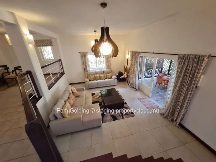 Bright 4-Bedroom Family Home with Garden & Pool