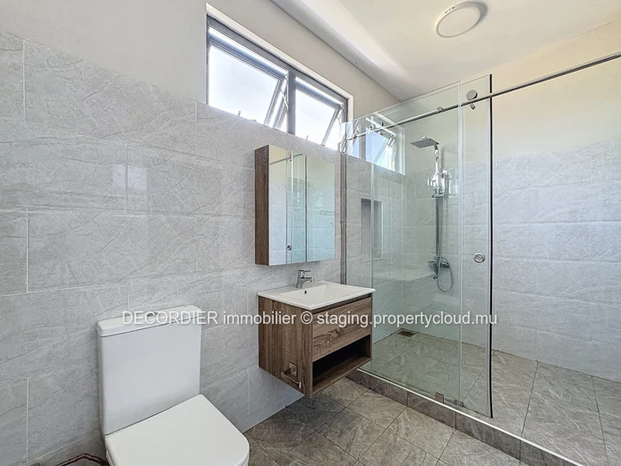 140 m² house with swimming pool