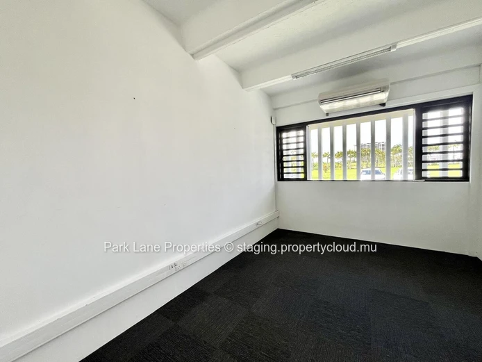 Your perfect 17 m² office: Nature, comfort & convenience in Phoenix